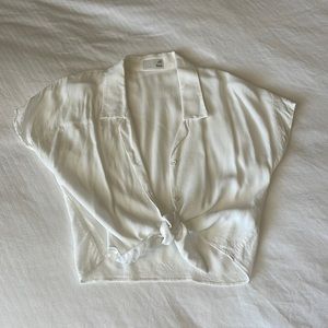 Aritizia Wilfred Free white cropped button up short sleeve, tie waist